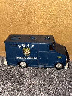 Universal Associated Co Ltd. 1976 Swat Police Vehicle Van Truck Toy Tested Works